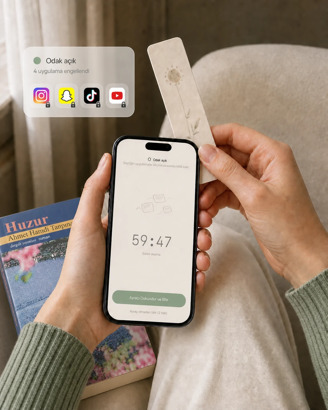 sakin kitap ayracı iPhone'a dokundurulurken açık okuma seansı